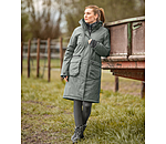 Tenue femme avec manteau technique